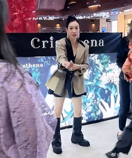 52歲鍾麗緹現身活動，昔日女神人氣慘澹，現場除工作人員無人圍觀