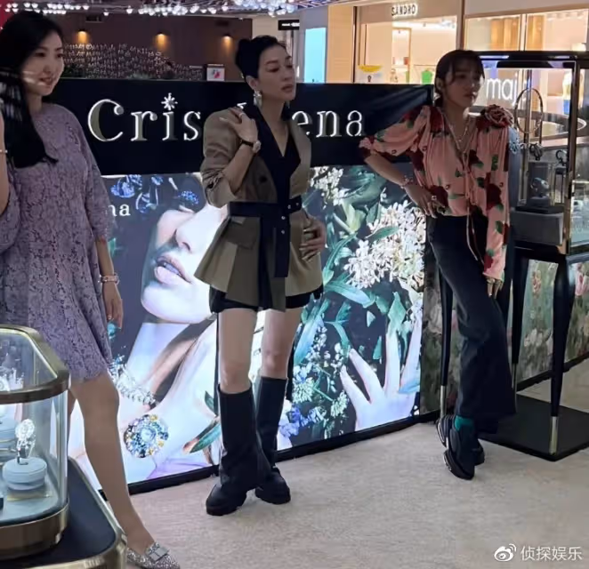52歲鍾麗緹現身活動，昔日女神人氣慘澹，現場除工作人員無人圍觀