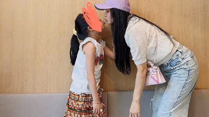 伊能靜帶公婆一行15人游泰國，與女兒穿鞋踩沙發引熱議後刪除照片