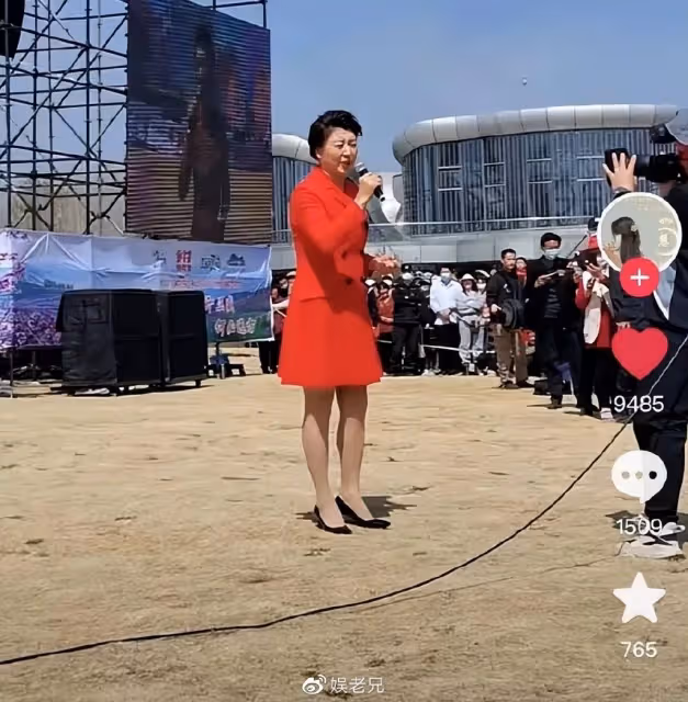 閆學晶革命老區撈金，30萬出場費唱一首歌，明星賺錢太容易了！