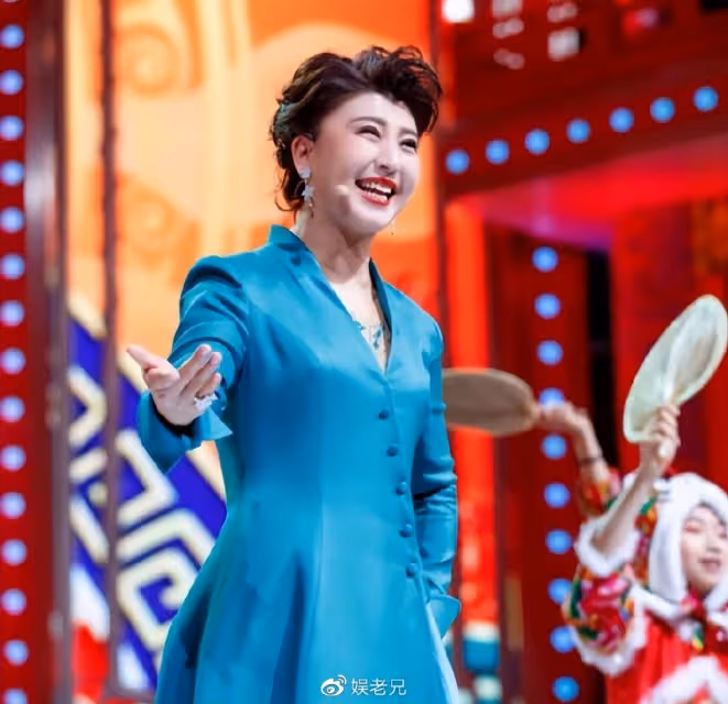 閆學晶革命老區撈金,30萬出場費唱一首歌,明星賺錢太容易了!