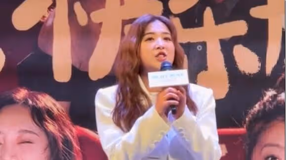 33歲張含韻唱歌上氣不接下氣，胖到認不出！誰規定女明星不能胖？