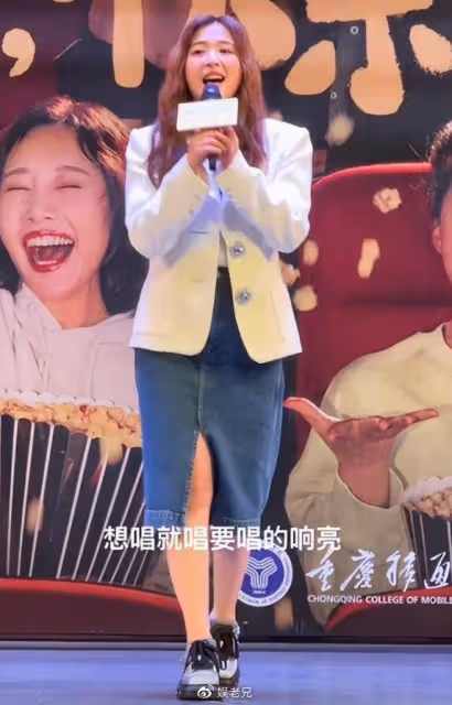 33歲張含韻唱歌上氣不接下氣,胖到認不出!誰規定女明星不能胖?