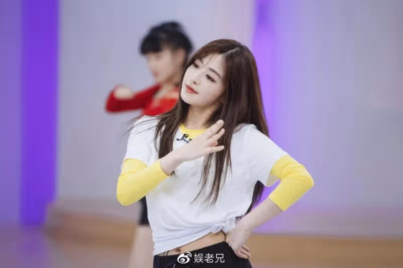 33歲張含韻唱歌上氣不接下氣,胖到認不出!誰規定女明星不能胖?