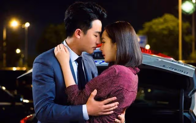 曝黃軒拍戲愛吃女演員豆腐,被抓包後說入戲太深,楊冪曾被他摸過