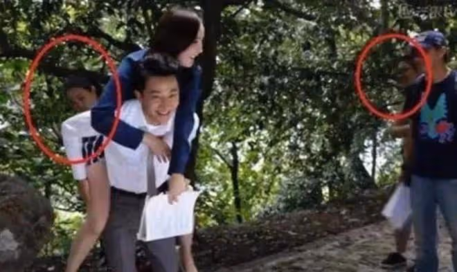 曝黃軒拍戲愛吃女演員豆腐,被抓包後說入戲太深,楊冪曾被他摸過