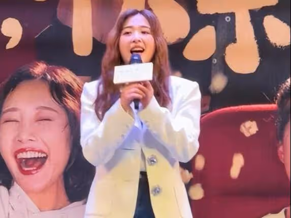 33歲張含韻唱歌上氣不接下氣,胖到認不出,誰規定女明星不能胖?