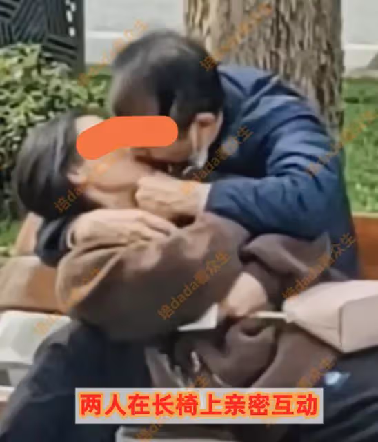 大媽清晨在公園與大爺舌吻,雙眼緊閉主動迎合,面紅耳赤神情陶醉