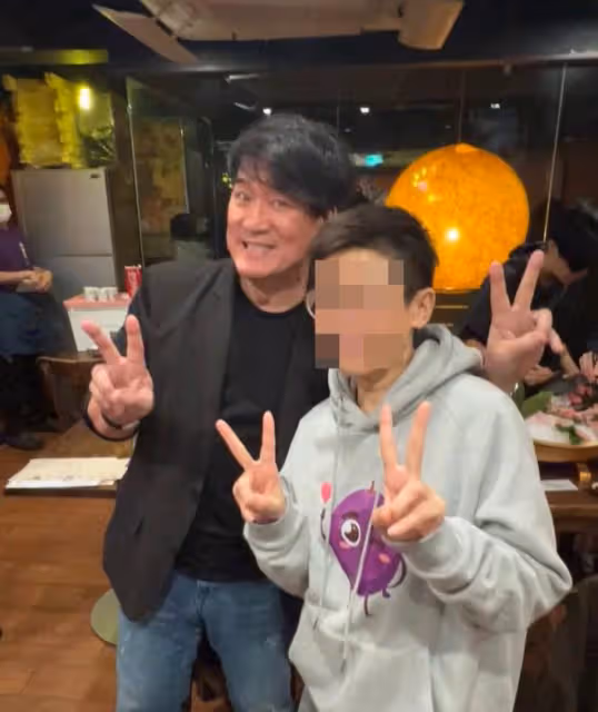 62歲周華健低調回家鄉,高級餐廳吃飯被偶遇,幫粉絲買單很豪氣