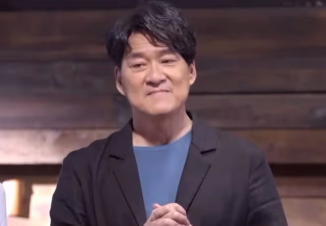 62歲周華健低調回家鄉,高級餐廳吃飯被偶遇,幫粉絲買單很豪氣