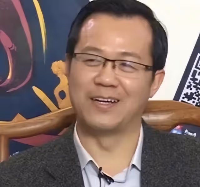 曝二字女歌手被捉姦,和50歲男星化妝間親熱,男友意外進門相遇