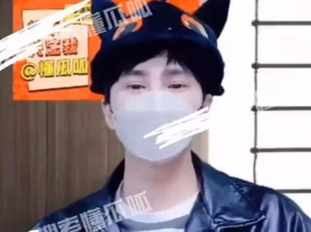 曝二字女歌手被捉姦,和50歲男星化妝間親熱,男友意外進門相遇