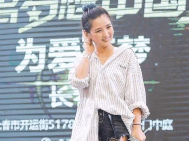 曝二字女歌手被捉姦，和50歲男星化妝間親熱，男友意外進門相遇