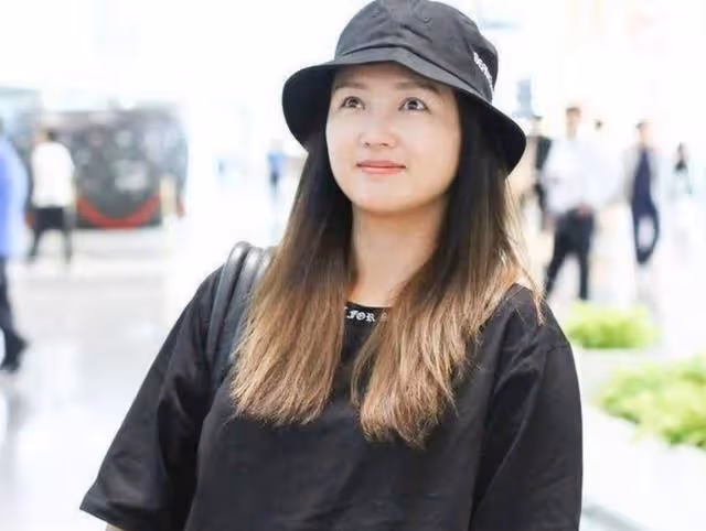 曝二字女歌手被捉姦，和50歲男星化妝間親熱，男友意外進門相遇