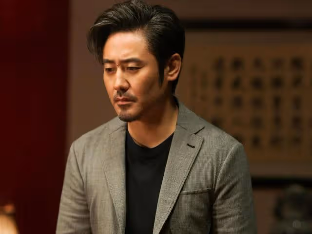 曝二字女歌手被捉姦，和50歲男星化妝間親熱，男友意外進門相遇