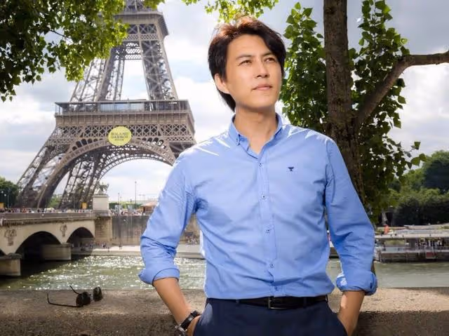 曝二字女歌手被捉姦，和50歲男星化妝間親熱，男友意外進門相遇