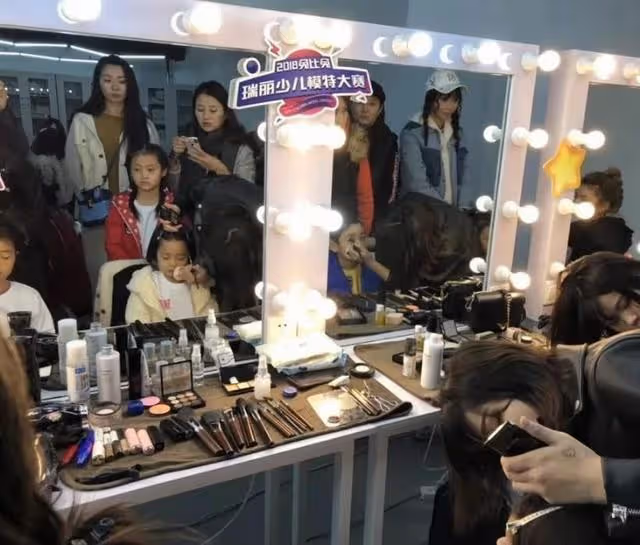 曝二字女歌手被捉姦,和50歲男星化妝間親熱,男友意外進門相遇