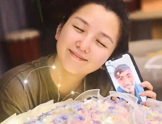 曝二字女歌手被捉姦,和50歲男星化妝間親熱,男友意外進門相遇