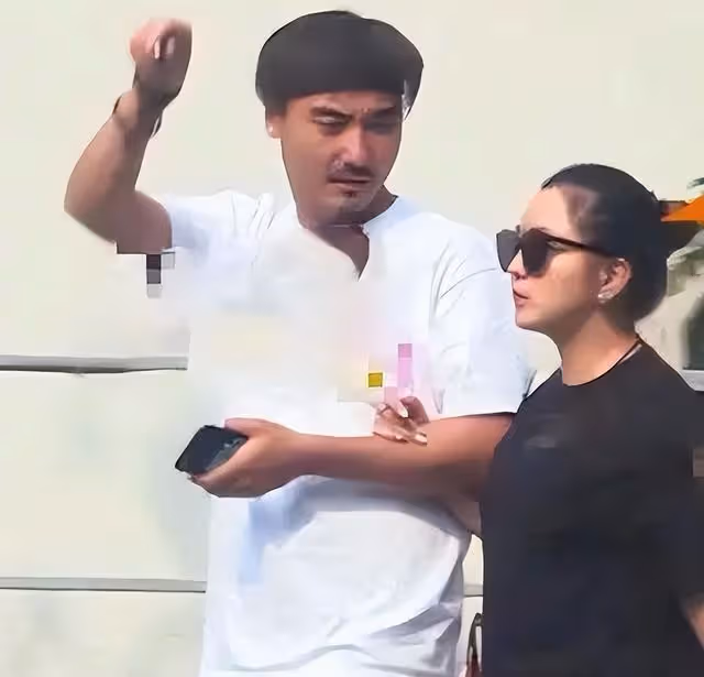 曝二字女歌手被捉姦,和50歲男星化妝間親熱,男友意外進門相遇