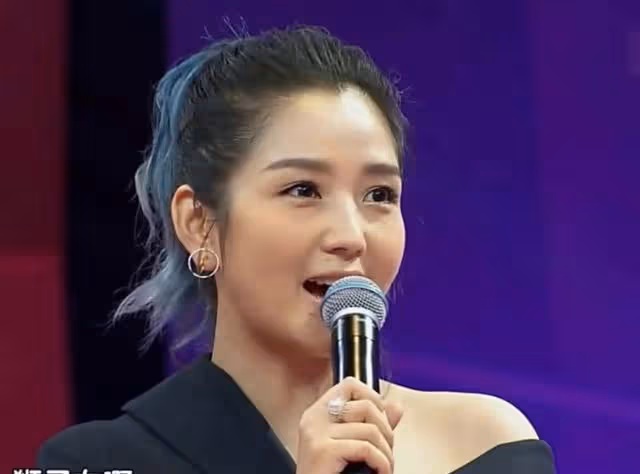 曝二字女歌手被捉姦,和50歲男星化妝間親熱,男友意外進門相遇