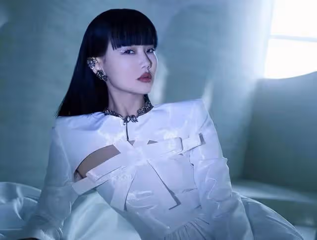 曝二字女歌手被捉姦,和50歲男星化妝間親熱,男友意外進門相遇