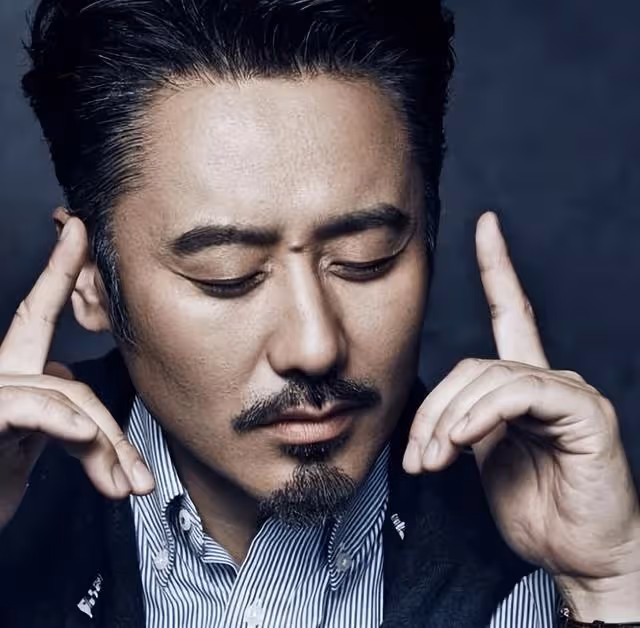曝二字女歌手被捉姦,和50歲男星化妝間親熱,男友意外進門相遇
