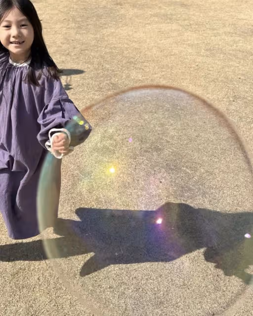 陳冠希曬老婆視角照，與6歲女兒嘴對嘴親吻直呼很浪漫，毫不避嫌