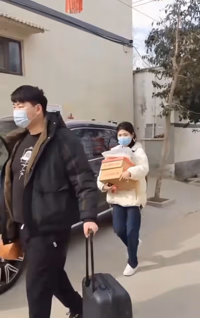 大衣哥兒媳曬嬰兒床生子心切!結婚剛3月,曾夸自己諷陳亞男被批