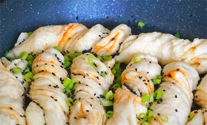 做饅頭花捲，別著急上鍋，簡單煎一下，省時省力又香軟，味道超棒