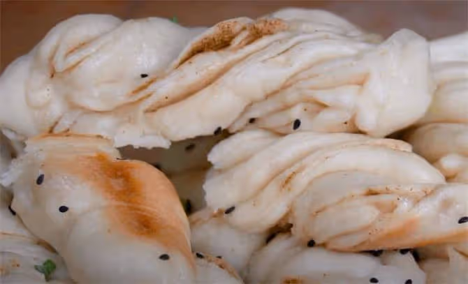 做饅頭花捲，別著急上鍋，簡單煎一下，省時省力又香軟，味道超棒