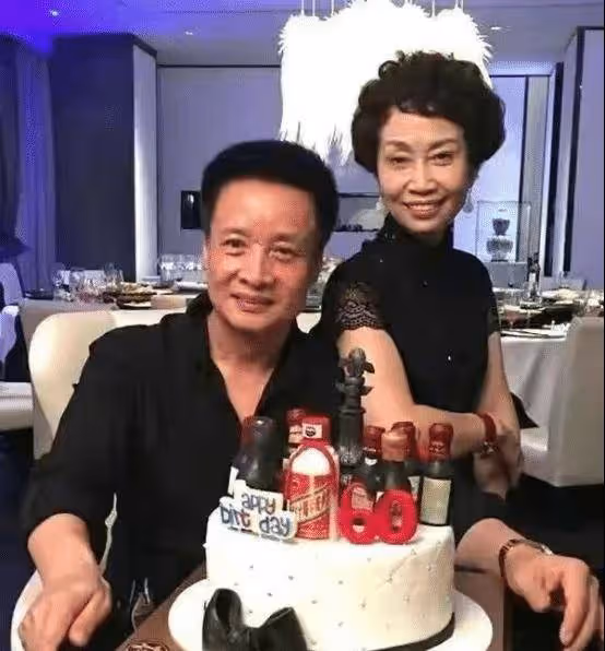 閻維文：陪妻子抗病34年，同甘共苦40年，65歲享天倫之樂