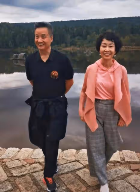 閻維文：陪妻子抗病34年，同甘共苦40年，65歲享天倫之樂