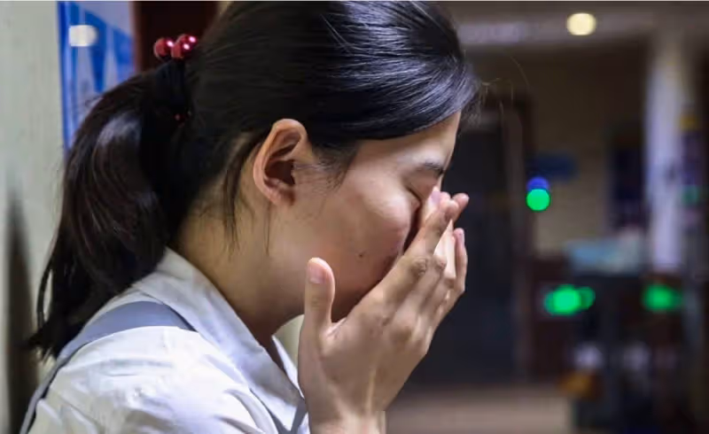 我被丈夫氣暈進了醫院,出院後他「花25萬買鑽戒」哄我開心,我嫌太貴重拿去退 店員說了「一句話」我含淚離了婚 …
