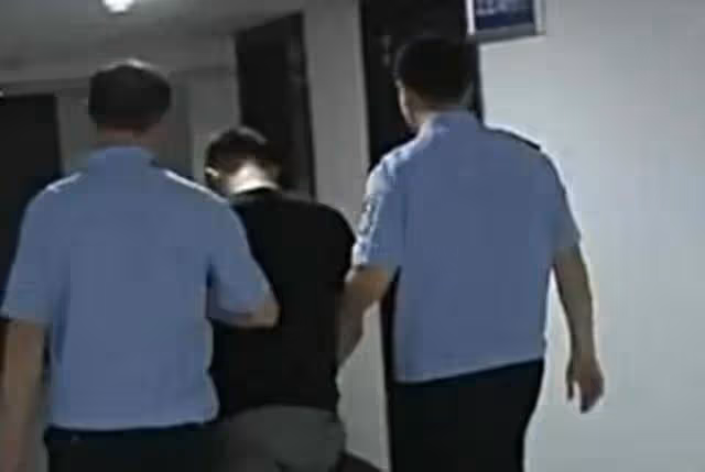 小保姆來家後,兒子總做噩夢,我裝上監控後,直接報警抓老公
