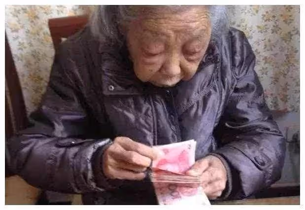 我生三女兒,婆婆2年不看孩子一眼,臨終前婆婆的話,我無地自容!