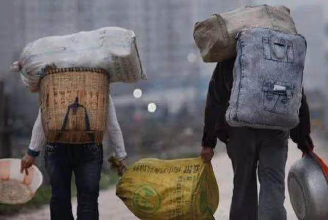 老父親找女兒借錢,女婿卻讓寫借條,回家打開借條,才知錯怪女婿