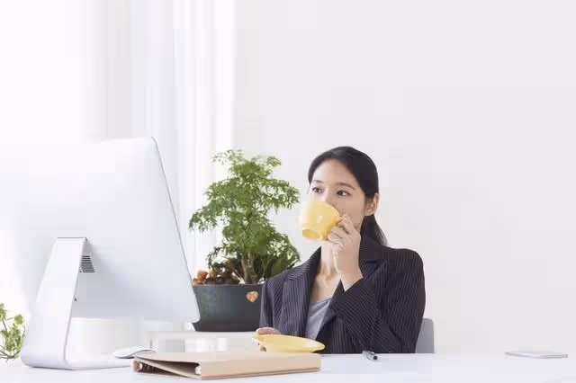 大姑子一直以來看不起我,她買了新房子,婆婆讓我送幾樣家具