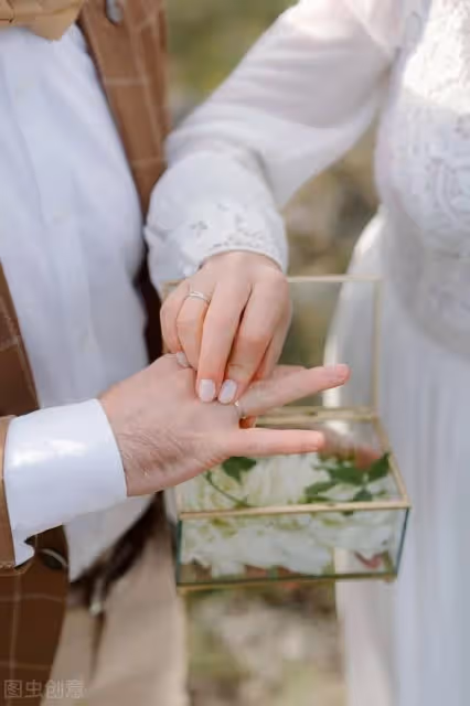 二十萬存款變兩千,妻子幫小舅子買車,丈夫崩潰;你跟你弟過吧