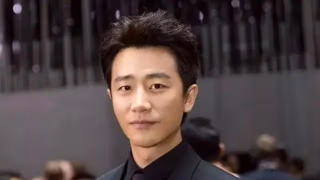 曝黃軒愛吃女星豆腐！被發現稱情不自禁，傳拍戲時摸楊冪大腿畫面
