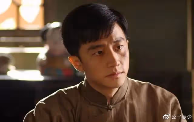 曝黃軒愛吃女星豆腐!被發現稱情不自禁,傳拍戲時摸楊冪大腿畫面