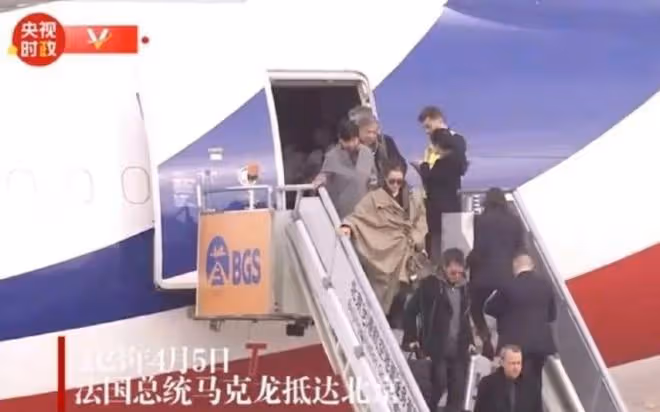 坐法國總統專機回國，與老公晚年恩愛，鞏俐對比同期女演員贏麻了
