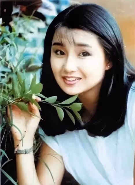 坐法國總統專機回國，與老公晚年恩愛，鞏俐對比同期女演員贏麻了