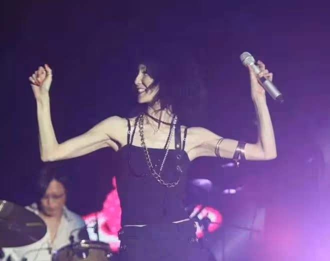 坐法國總統專機回國，與老公晚年恩愛，鞏俐對比同期女演員贏麻了