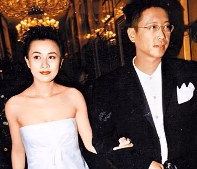 坐法國總統專機回國,與老公晚年恩愛,鞏俐對比同期女演員贏麻了