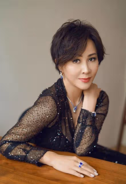 坐法國總統專機回國,與老公晚年恩愛,鞏俐對比同期女演員贏麻了