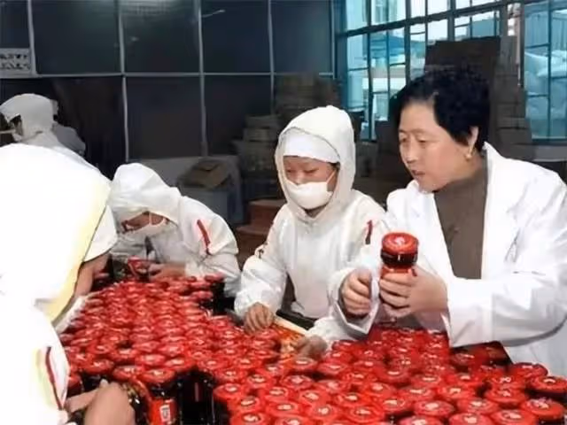 「老乾媽」虧了12億後,75歲陶華碧再出山,直播帶貨遭滑鐵盧
