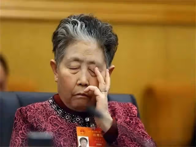 「老乾媽」虧了12億後,75歲陶華碧再出山,直播帶貨遭滑鐵盧