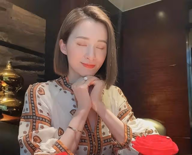 香港知名女星獲富商丈夫高調慶生,被贊從頭美到腳,獲封腳趾女神