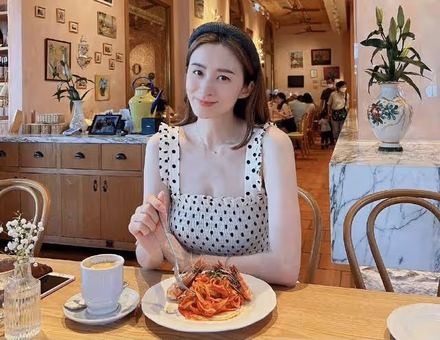 香港知名女星獲富商丈夫高調慶生,被贊從頭美到腳,獲封腳趾女神