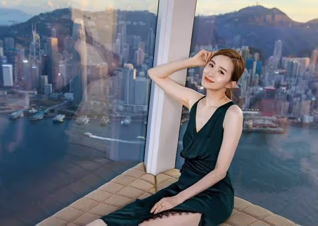 香港知名女星獲富商丈夫高調慶生,被贊從頭美到腳,獲封腳趾女神